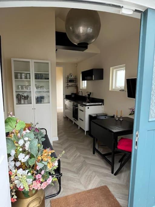 Renovated & Private Tinyhouse Short Apartment