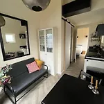 Apartment Renovated & Private Tinyhouse Short Den Haag