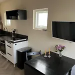 Renovated & Private Tinyhouse Short Apartment Den Haag
