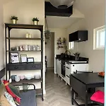 Renovated & Private Tinyhouse Short Den Haag