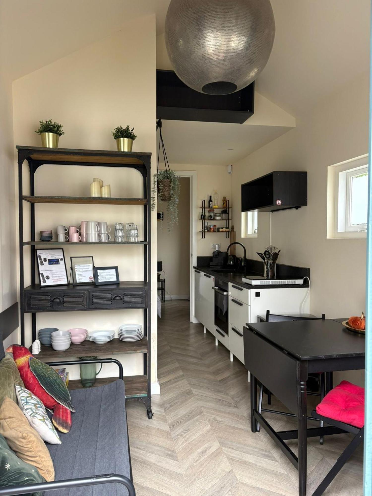 Renovated & Private Tinyhouse Short Den Haag